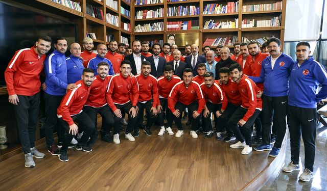 İSTANBUL - İşitme Engelliler Milli Futbol Takımı, TFF desteğiyle Deaflympics'e hazırlanıyor (1)