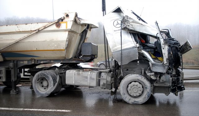 İstanbul'da iki kamyonun çarpışması sonucu şoförler yaralandı
