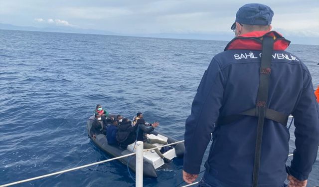 İzmir açıklarında geri itilen 7 düzensiz göçmen kurtarıldı
