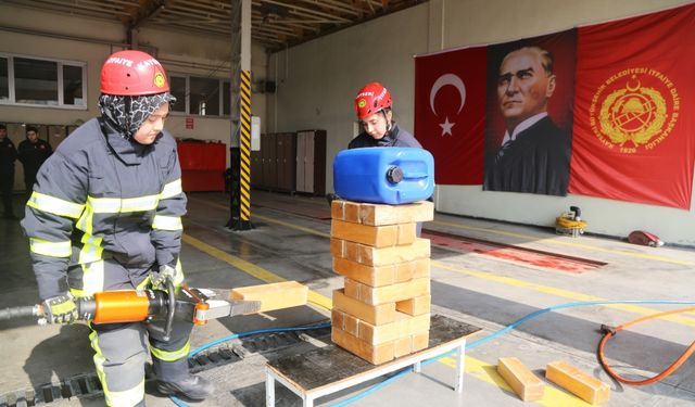 Kayseri'de stajyer itfaiyeciler eğitimden geçiyor