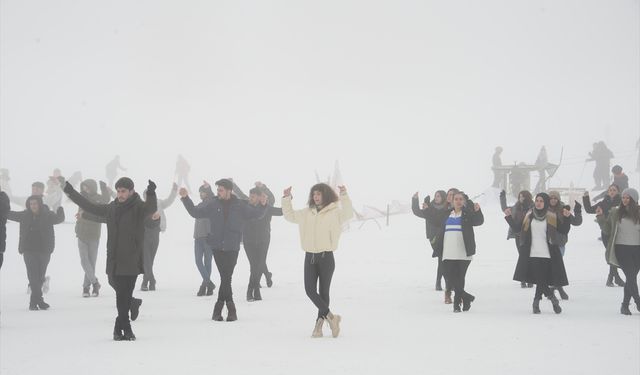 KÜTAHYA - Üniversite öğrencileri karla kaplı Murat Dağı'nda "Harmandalı" oynadı
