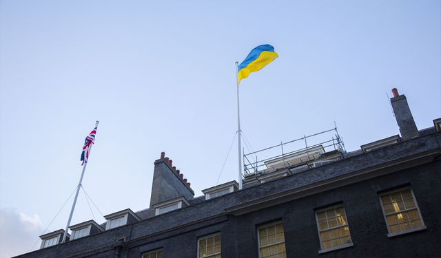 LONDRA - İngiltere'de Başbakanlık Ofisi'ne Ukrayna bayrağı asıldı
