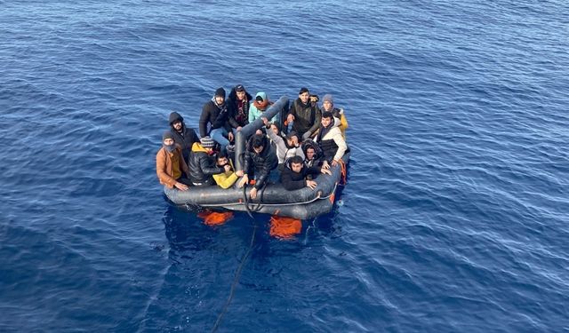 77 göçmen geri itildi! Türk kara sularına itilen göçmenler kurtarıldı