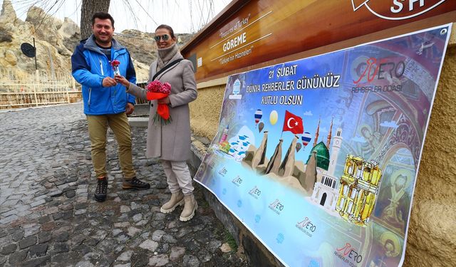 NEVŞEHİR - Turist rehberleri, Kapadokya'da ziyaretçileri çiçekle karşıladı