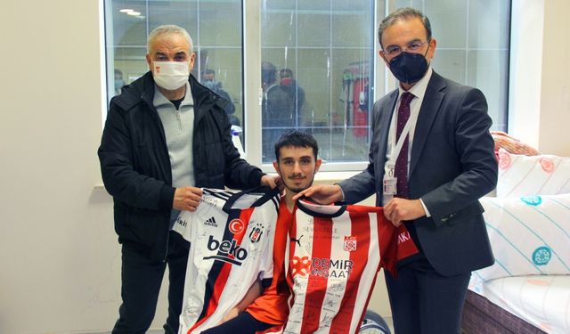 Sivasspor Teknik Direktörü Çalımbay'dan Beşiktaş taraftarı gence "forma" jesti