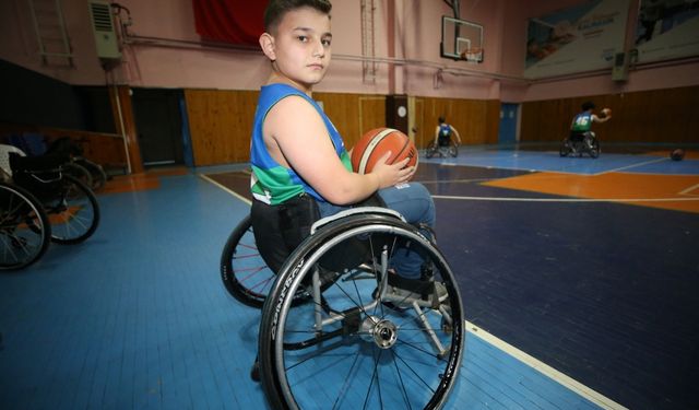10 yaşında tekerlekli sandalye basketboluyla tanışan Efe'nin hedefi milli takım