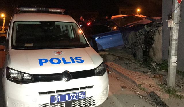 ADANA - Polisten otomobille kaçarken kaza yaptılar