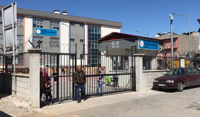 Adana'da okulun kadın güvenlik görevlisi, silahlı kişi tarafından kaçırıldı