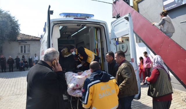 Adana'da yangın çıkan evde mahsur kalan yaşlı kadını komşuları kurtardı