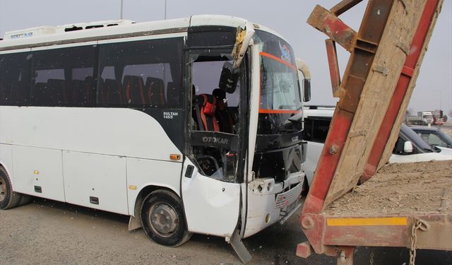 AFYONKARAHİSAR - Servis otobüsü ile tırın çarpıştığı kazada 7 öğrenci yaralandı