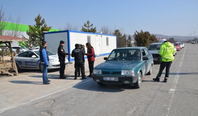 Afyonkarahisar'da 6 düzensiz göçmen yakalandı