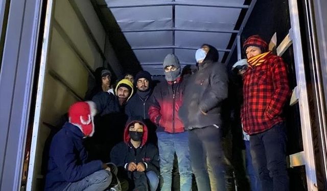 Ağrı'da kamyonetin kasasında 55 düzensiz göçmen yakalandı