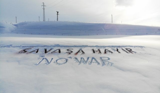 Ağrı'da kar üzerine dev yazılar yazarak "savaşa hayır" dediler