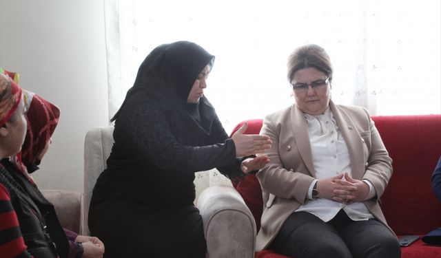 Aile ve Sosyal Hizmetler Bakanı Yanık, öldürülen üniversite öğrencisi Azra'nın ailesini ziyaret etti