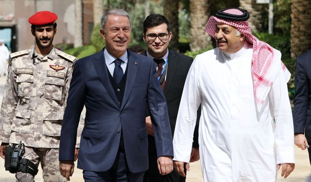 Akar, Katar Başbakan Yardımcısı ve Savunma Bakanı Al-Attiyah ile görüştü