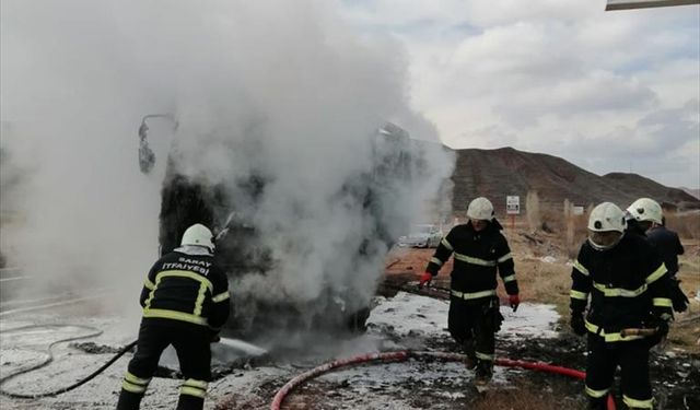 AKSARAY - Seyir halindeyken yangın çıkan tırda hasar oluştu