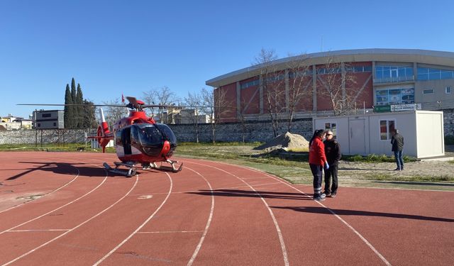Ambulans helikopter, tuz ruhu içen çocuk için havalandı