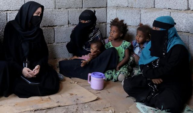Angelina Jolie, Yemen'de sığınmacı kampında!