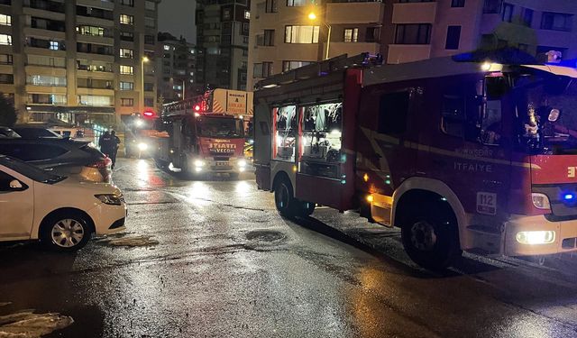 ANKARA - Başkentteki bir otelde çıkan yangın, paniğe neden oldu