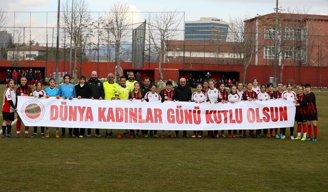 ANKARA - Gençlerbirliği ve Eskişehirspor, 8 Mart Dünya Kadınlar Günü için bir araya geldi