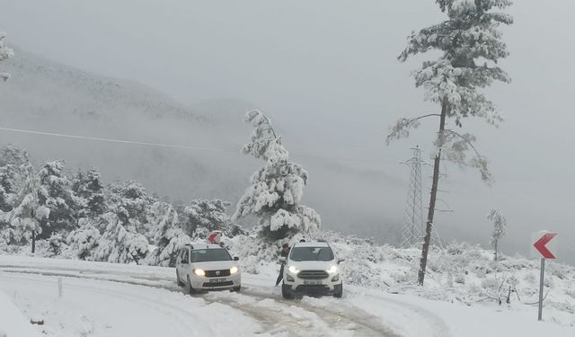 Antalya'nın yüksek kesimlerindeki kar yağışı ulaşımda aksamalara neden oluyor