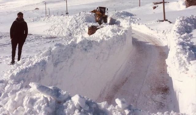ARDAHAN - Kar nedeniyle kapanan 35 köy yolu ulaşıma açıldı