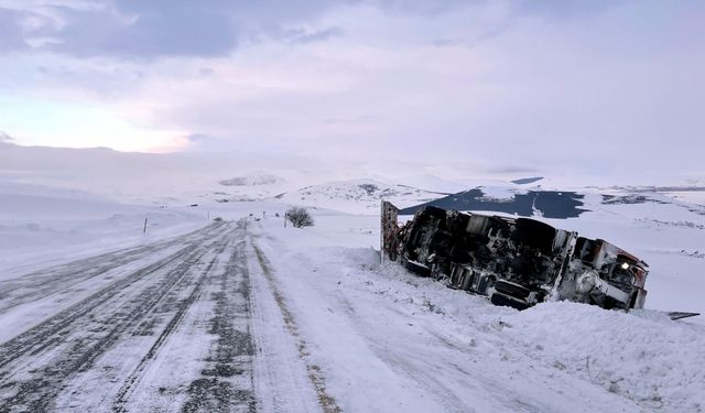 Ardahan-Şavşat kara yolu çığ nedeniyle ulaşıma kapandı