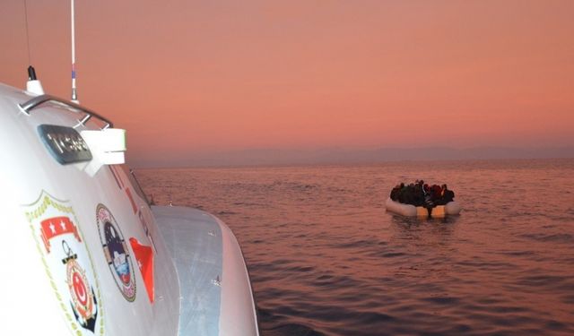 Balıkesir'de Türk kara sularına itilen 26 düzensiz göçmen kurtarıldı