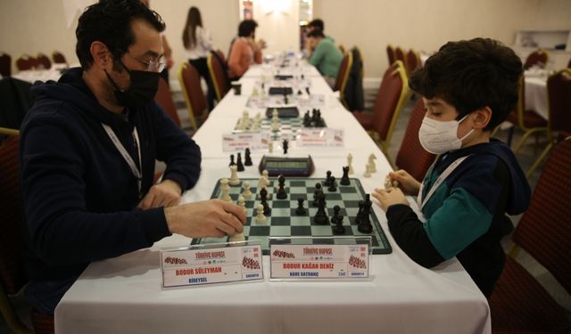 Birlikte satranca başlayan baba oğul aynı turnuvada mücadele ediyor