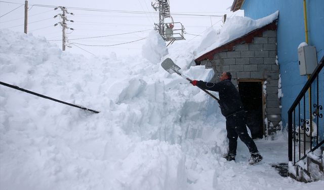 BİTLİS - Köy sakinleri, karda açtıkları koridorlarla ulaşım sağlıyor