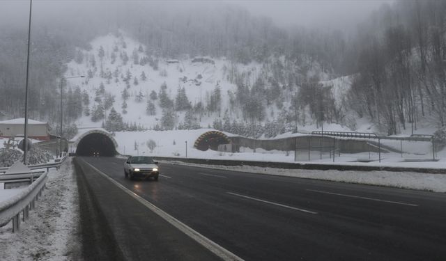 Bolu Dağı'nda kar etkili oluyor