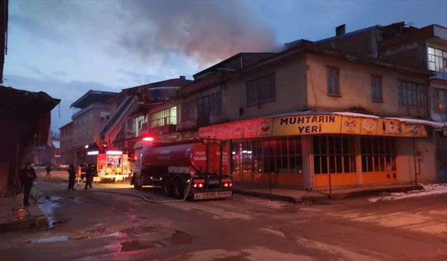 Erzincan'da bir binanın çatı katında çıkan yangın söndürüldü