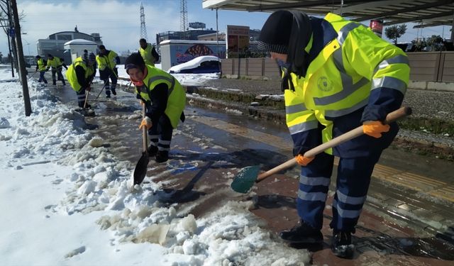 Bursa'da geçitler, kaldırımlar ve metro girişlerindeki buzlar temizleniyor