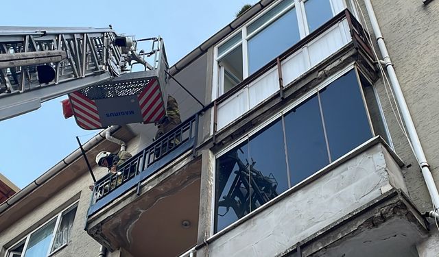 Büyükçekmece'de yangın çıkan binada mahsur kalan 4 kişi kurtarıldı