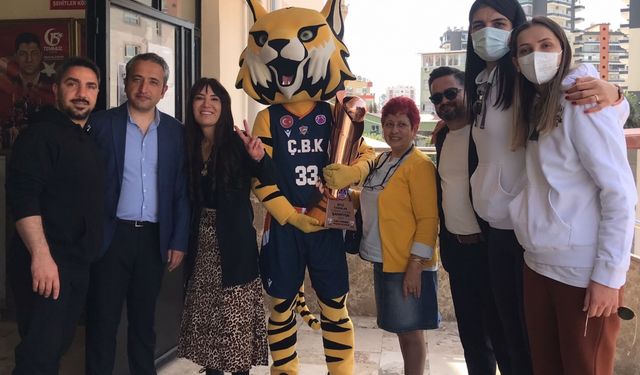 ÇBK Mersin Yenişehir Belediyesi, kupa sevincini öğrencilerle paylaştı