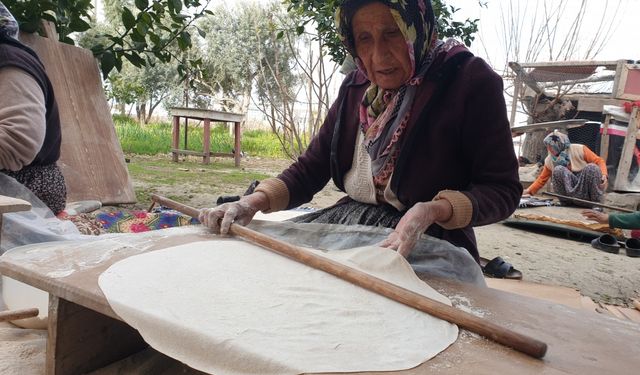 Çukurova'da kadınların ramazan öncesi yufka ekmeği mesaisi başladı