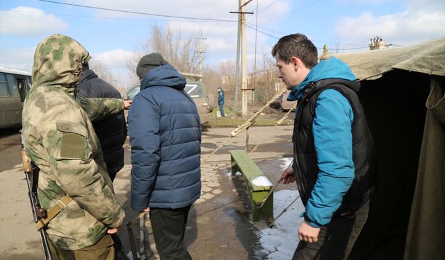DONETSK - Mariupol ve banliyö köylerinden 10'dan fazla kişi tahliye edildi