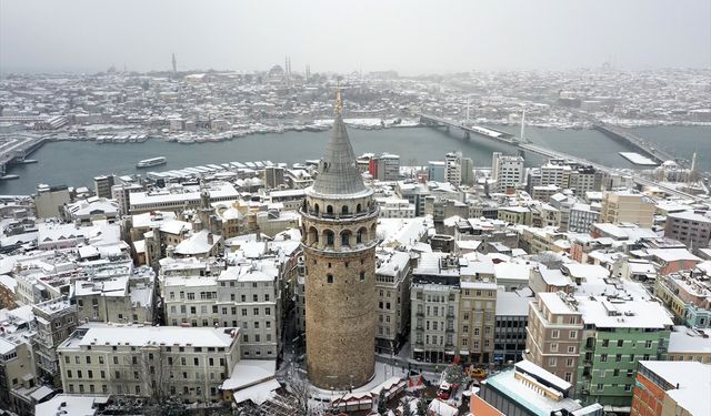 (DRONE) İstanbul'da etkili olan kar yağışı havadan görüntülendi