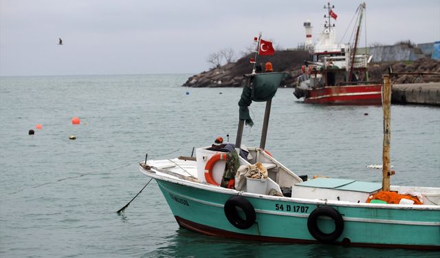 DÜZCE - Batı Karadeniz'de balıkçılar olumsuz hava şartları nedeniyle limana demirledi