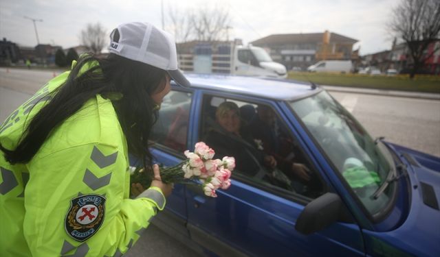 Düzce'de polisten kadın sürücülere 8 Mart'ta "karanfil uygulaması"