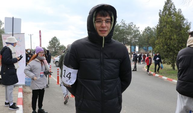Edirne'de üniversiteliler soğuk havaya aldırış etmeden "Sen de Koşabilirsin" etkinliğine katıldı