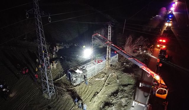 ERZİNCAN - (DRONE) Yolcu otobüsü şarampole devrildi: 2 ölü, 31 yaralı