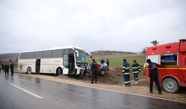 ESKİŞEHİR - Servis otobüsü ile otomobili çarpıştı, 3 kişi öldü, 1 kişi yaralandı