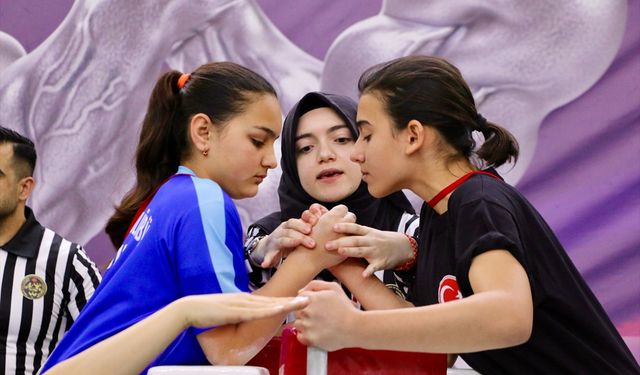 Eskişehir'de 2022 Şener Arslan Türkiye Bilek Güreşi Şampiyonası başladı