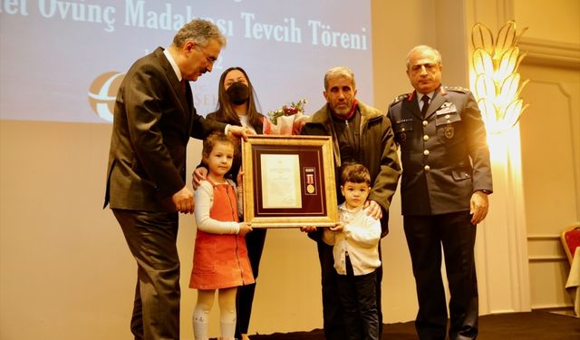Eskişehir'de şehit aileleri ile gazilere devlet övünç madalyası ve beratı verildi
