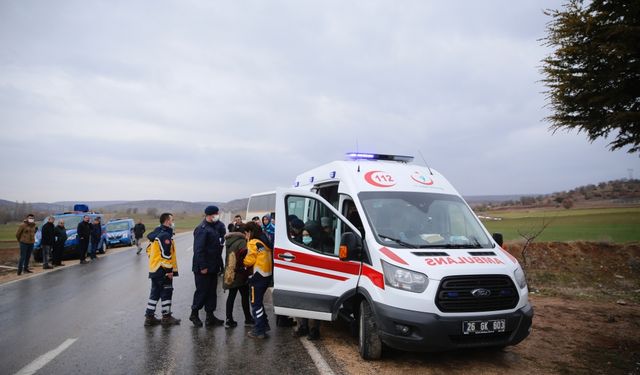 Eskişehir'de servis otobüsü ile otomobili çarpıştı, 3 kişi öldü, 1 kişi yaralandı