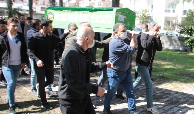 GÜNCELLEME - 2 Antalya'da refüje çarpan otomobildeki 3 kişi öldü