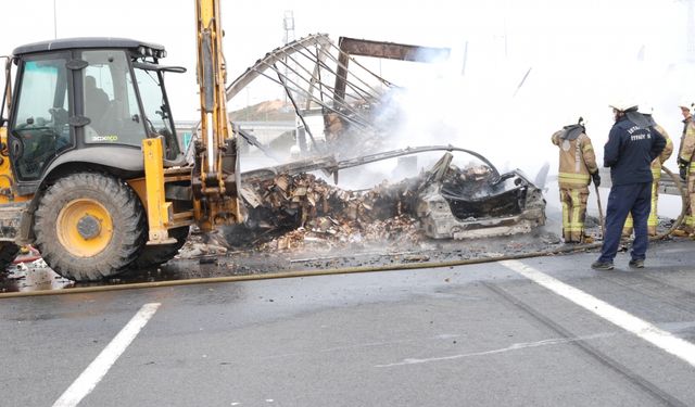 İstanbul'da tıra çarparak yanan otomobilin sürücüsü öldü