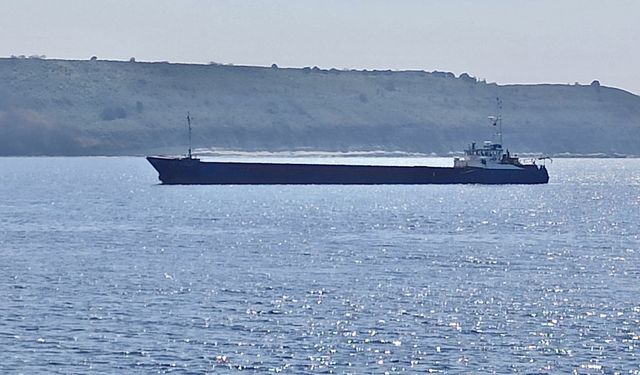 GÜNCELLEME - Çanakkale Boğazı'nda karaya oturan yük gemisi kurtarıldı