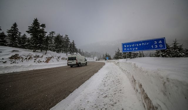 GÜNCELLEME - Kar nedeniyle kapanan Antalya-Konya kara yolu tır geçişine açıldı
